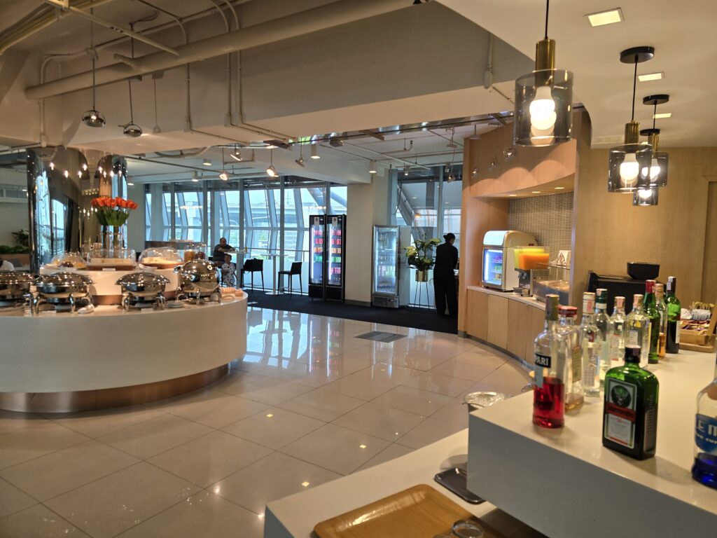 A variety of food and drinks can be seen in the picture of CIP lounge at Suvarnabhumi Airport.