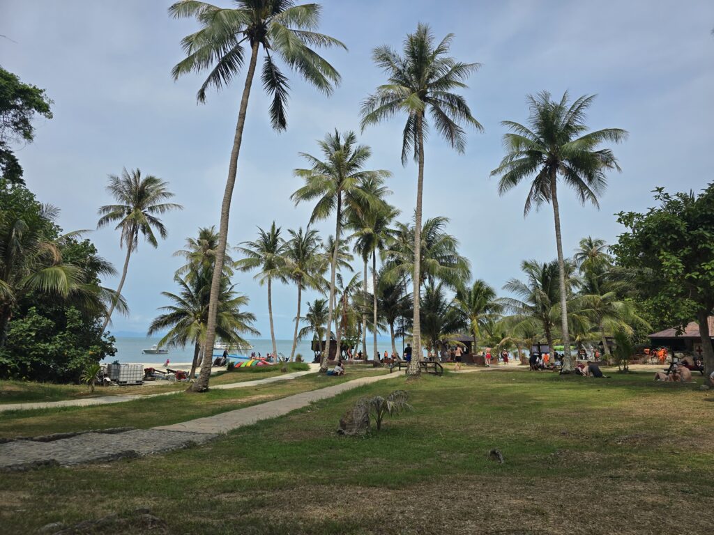 picture is taken on a day trip to Ang Thong National park, in this day trip you visit 3 to 4 different islands, do snorkeling, kayaking and hiking.