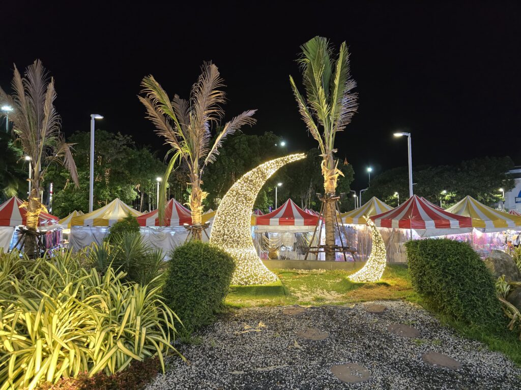 in the  backgorund you can see the tents which is a place for local eatries and shopping in Central Samui