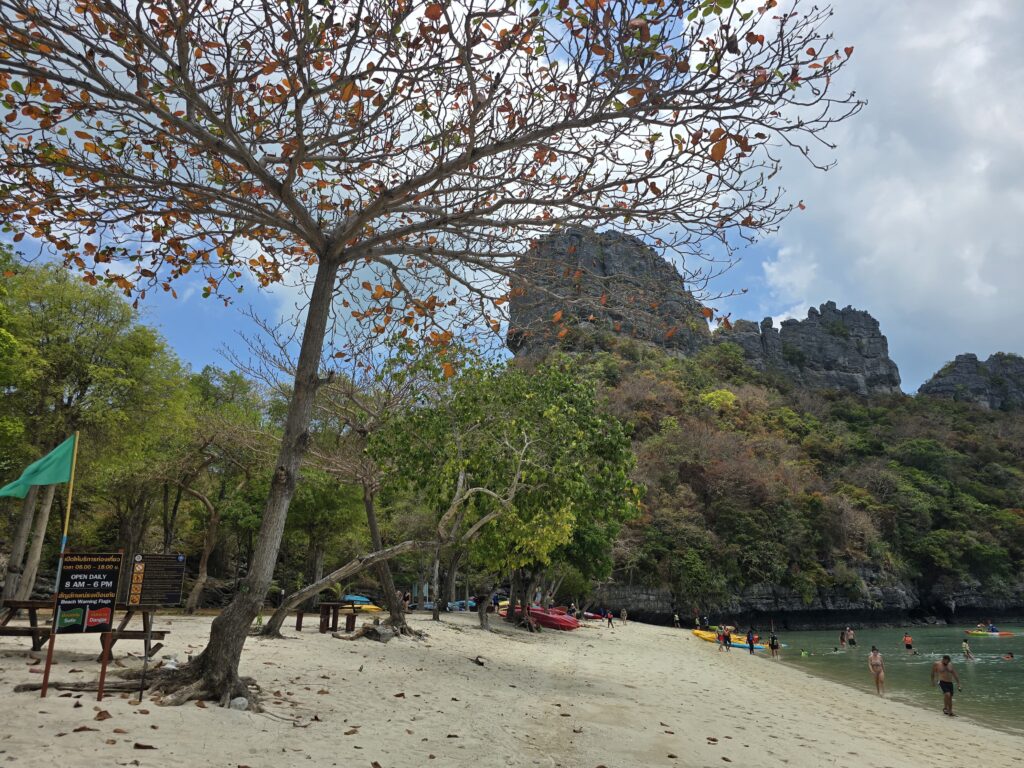 picture is taken on a day trip to Ang Thong National park, in this day trip you visit 3 to 4 different islands, do snorkeling, kayaking and hiking.