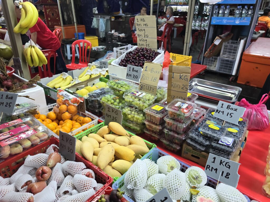 Jalan Alor Street is heaven for food lovers, there are many restaurants and food stalls here.